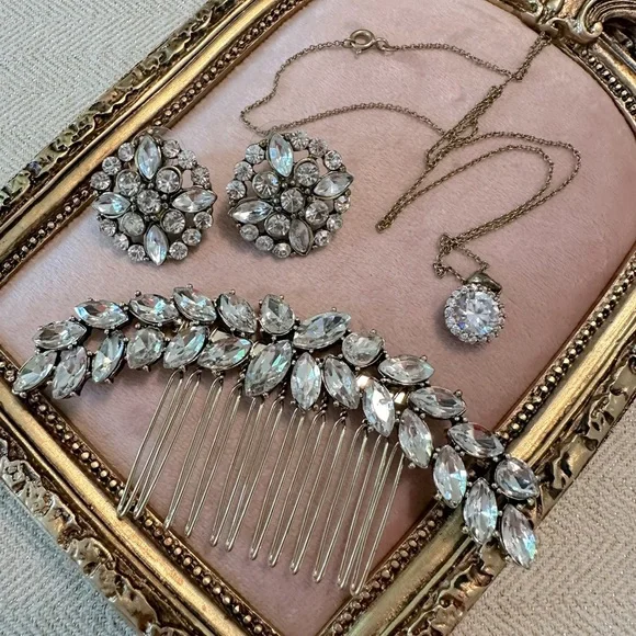 3 Piece Antiqued Gold Tone Rhinestone Set Earrings, Necklace & Hair Comb - Picture 8 of 12